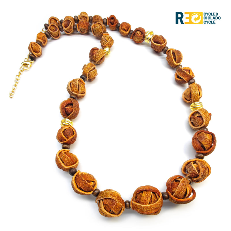 COLLAR NARANJITA - Hecho a mano - Bañado en oro de 24 quilates - Cáscaras de naranja teñidas, cuentas de madera