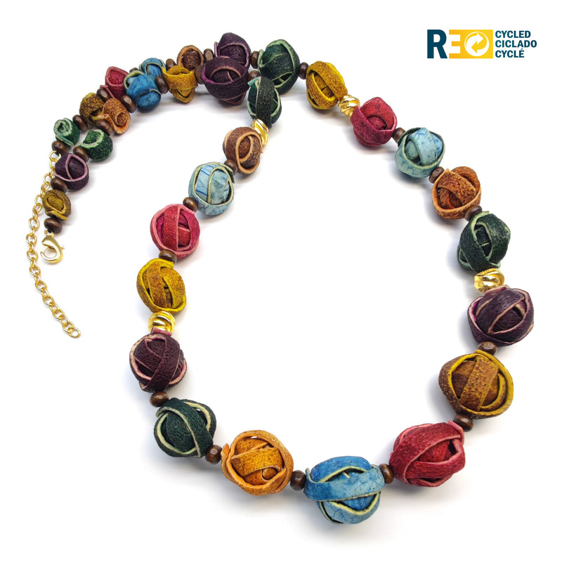 COLLAR NARANJITA - Hecho a mano - Bañado en oro de 24 quilates - Cáscaras de naranja teñidas, cuentas de madera