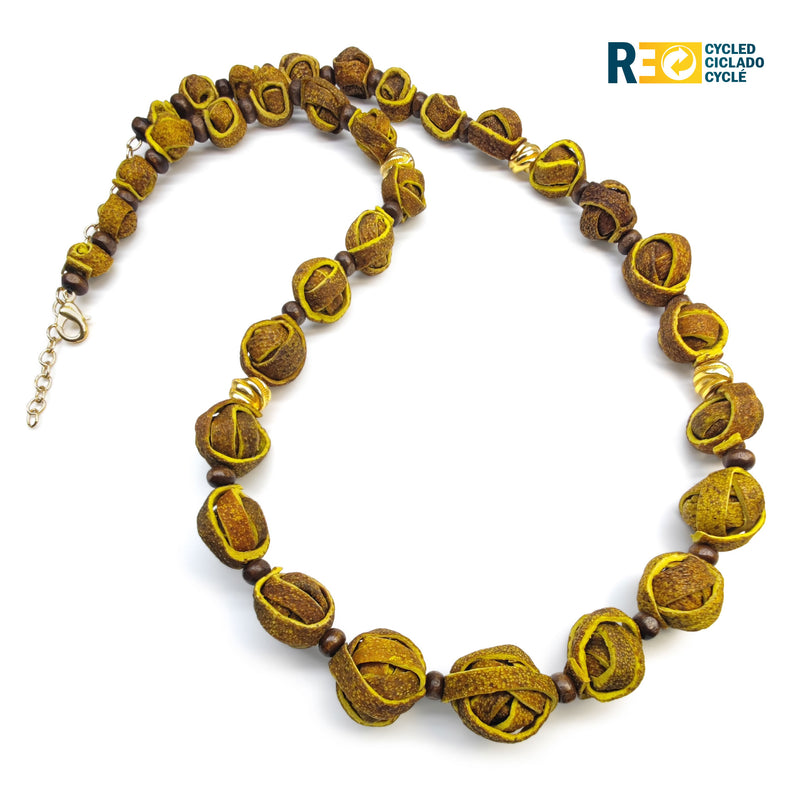 COLLAR NARANJITA - Hecho a mano - Bañado en oro de 24 quilates - Cáscaras de naranja teñidas, cuentas de madera