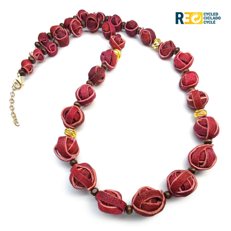COLLAR NARANJITA - Hecho a mano - Bañado en oro de 24 quilates - Cáscaras de naranja teñidas, cuentas de madera