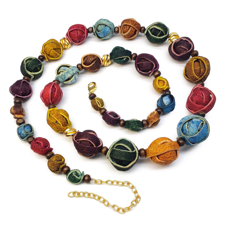COLLAR NARANJITA - Hecho a mano - Bañado en oro de 24 quilates - Cáscaras de naranja teñidas, cuentas de madera