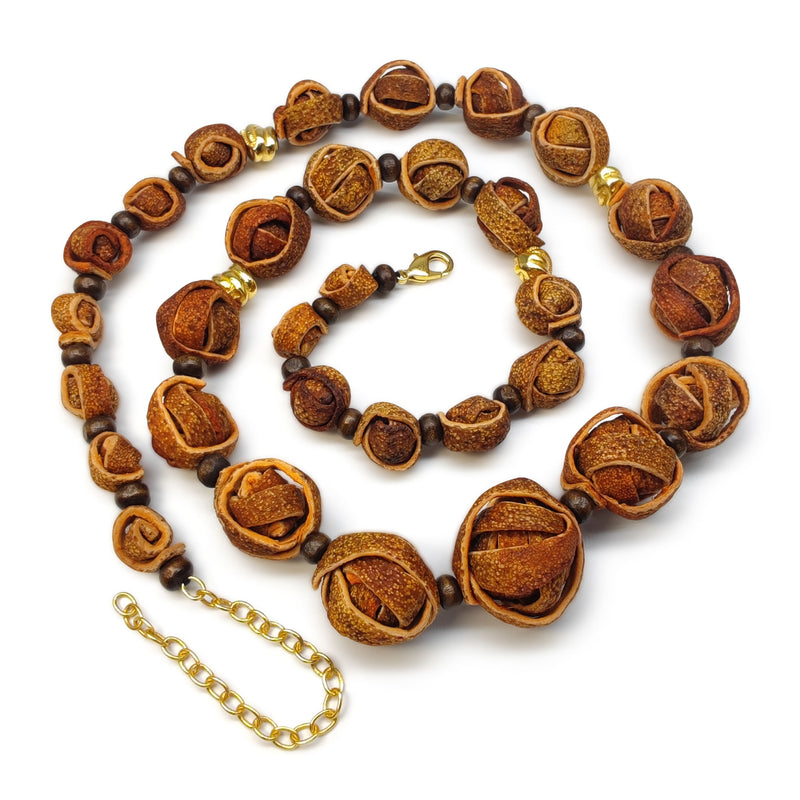 COLLAR NARANJITA - Hecho a mano - Bañado en oro de 24 quilates - Cáscaras de naranja teñidas, cuentas de madera