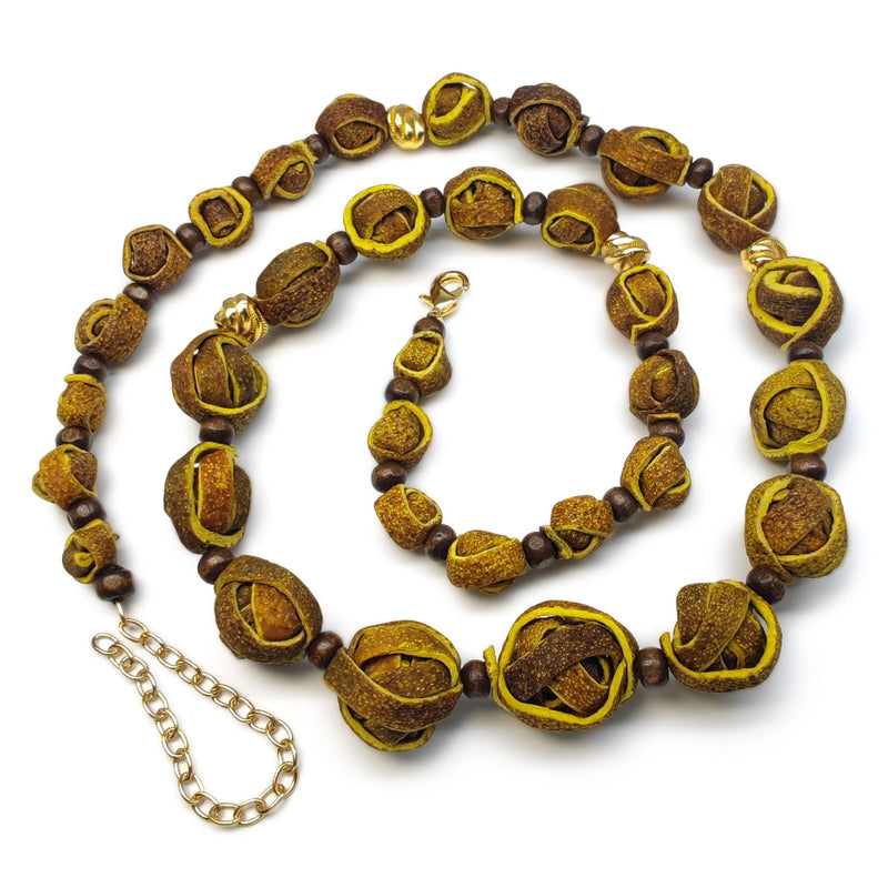 COLLAR NARANJITA - Hecho a mano - Bañado en oro de 24 quilates - Cáscaras de naranja teñidas, cuentas de madera