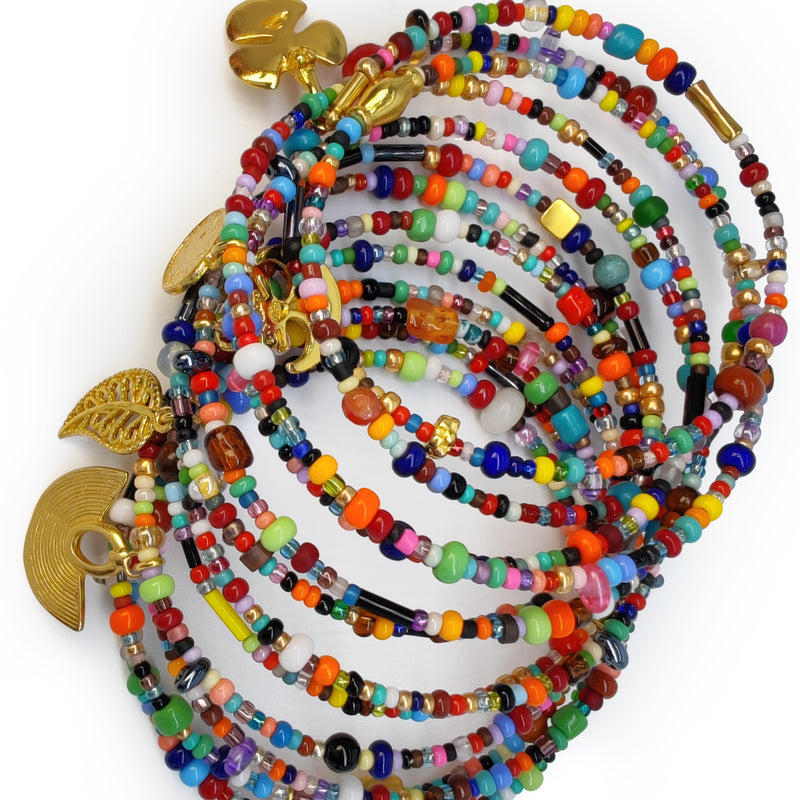 BRAZALETE ESPIRAL - Hecho a mano - Bañado en oro de 24 quilates - Cuentas, piedras semipreciosas