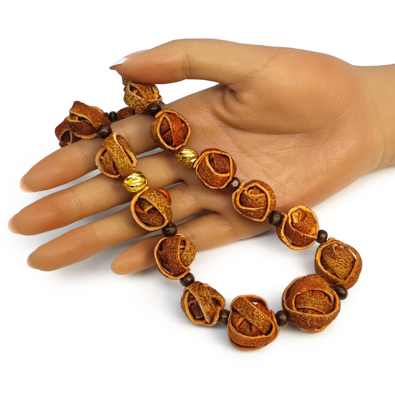 COLLAR NARANJITA - Hecho a mano - Bañado en oro de 24 quilates - Cáscaras de naranja teñidas, cuentas de madera