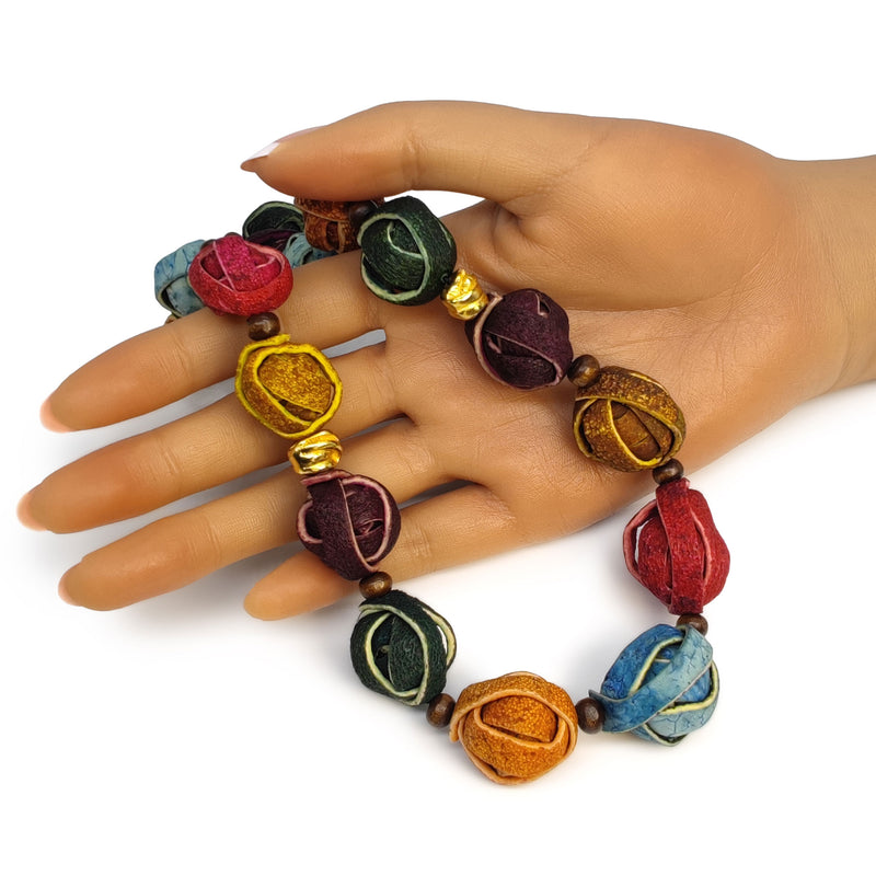 COLLAR NARANJITA - Hecho a mano - Bañado en oro de 24 quilates - Cáscaras de naranja teñidas, cuentas de madera