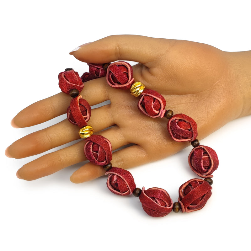 COLLAR NARANJITA - Hecho a mano - Bañado en oro de 24 quilates - Cáscaras de naranja teñidas, cuentas de madera