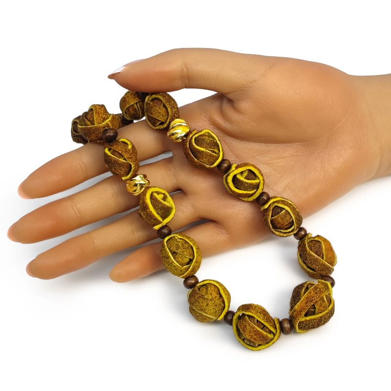 COLLAR NARANJITA - Hecho a mano - Bañado en oro de 24 quilates - Cáscaras de naranja teñidas, cuentas de madera
