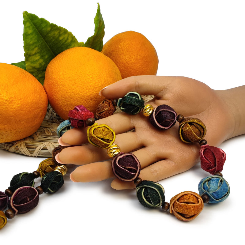 COLLAR NARANJITA - Hecho a mano - Bañado en oro de 24 quilates - Cáscaras de naranja teñidas, cuentas de madera