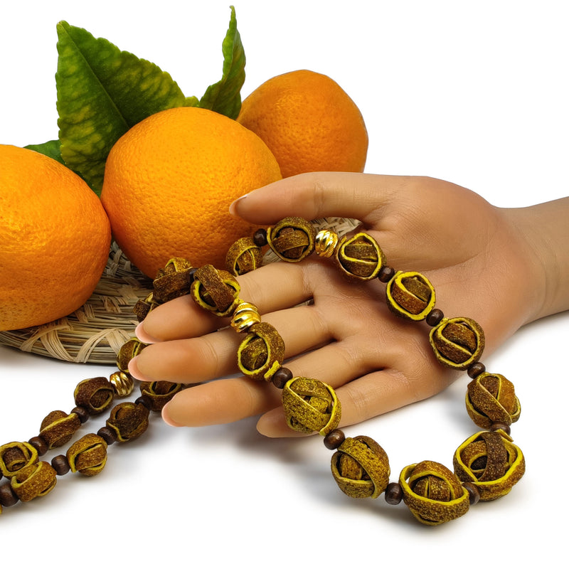COLLAR NARANJITA - Hecho a mano - Bañado en oro de 24 quilates - Cáscaras de naranja teñidas, cuentas de madera