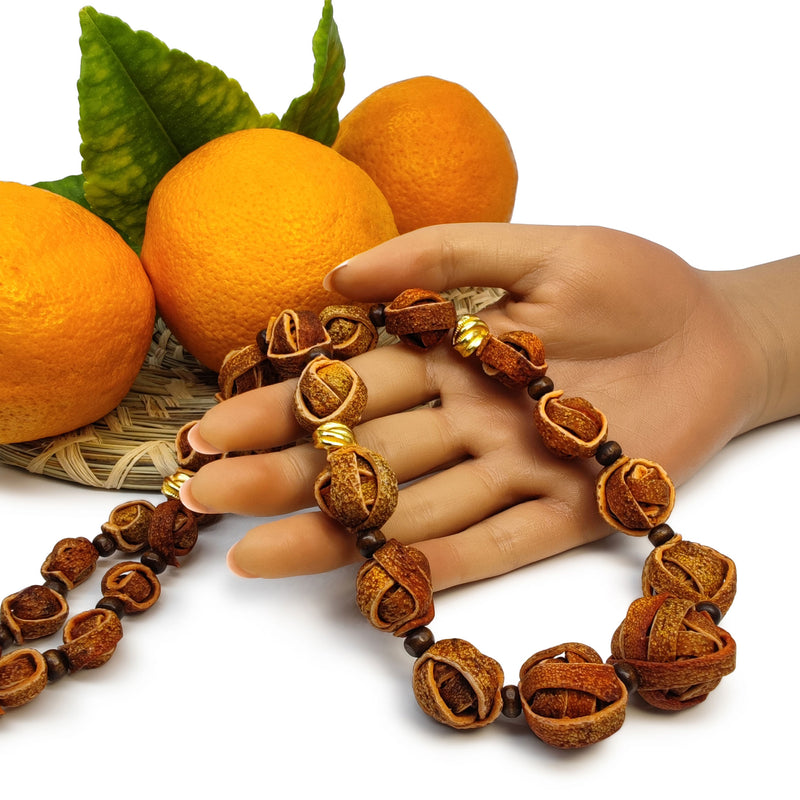COLLAR NARANJITA - Hecho a mano - Bañado en oro de 24 quilates - Cáscaras de naranja teñidas, cuentas de madera