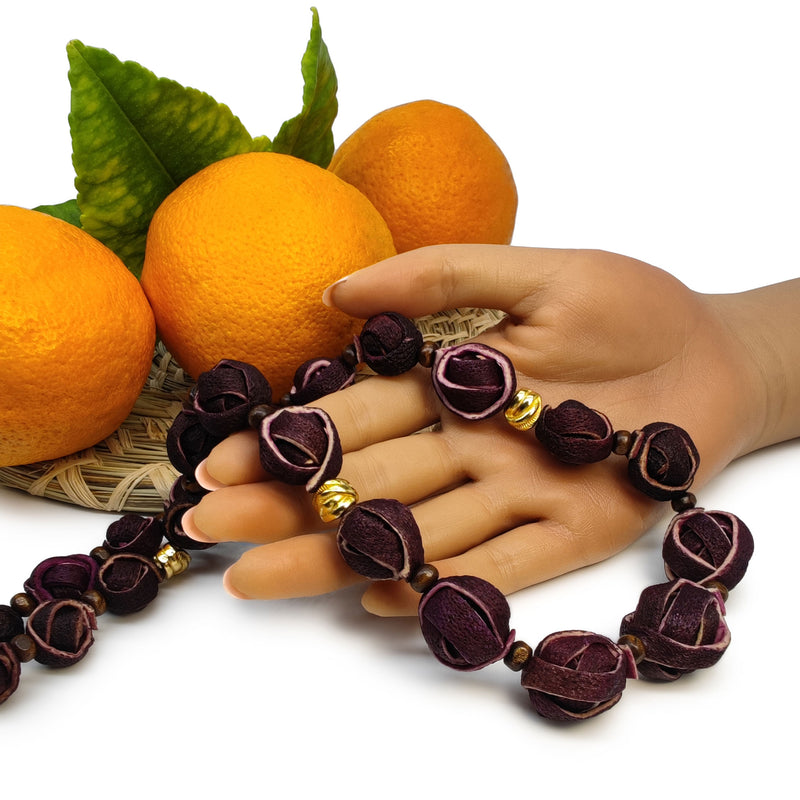 COLLAR NARANJITA - Hecho a mano - Bañado en oro de 24 quilates - Cáscaras de naranja teñidas, cuentas de madera