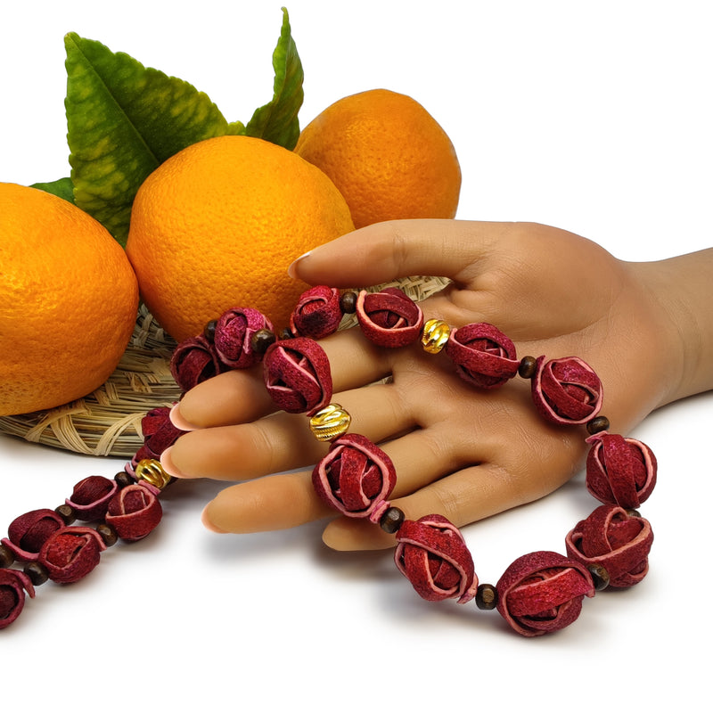 COLLAR NARANJITA - Hecho a mano - Bañado en oro de 24 quilates - Cáscaras de naranja teñidas, cuentas de madera