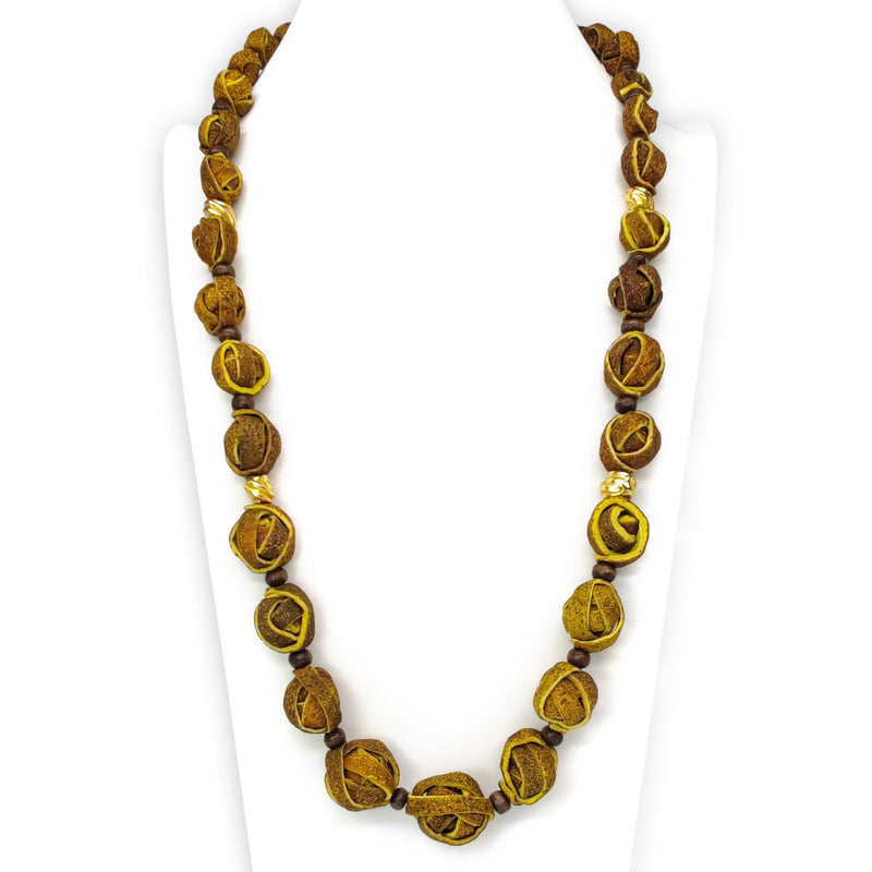 COLLAR NARANJITA - Hecho a mano - Bañado en oro de 24 quilates - Cáscaras de naranja teñidas, cuentas de madera