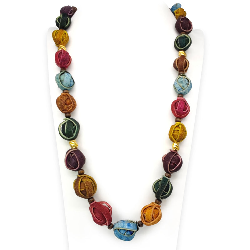 COLLAR NARANJITA - Hecho a mano - Bañado en oro de 24 quilates - Cáscaras de naranja teñidas, cuentas de madera