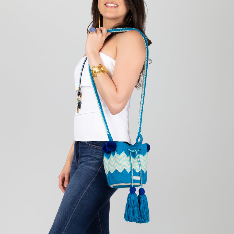 BOLSO WAYUU PALOMINO - Tamaño MINI - Tejido manualmente a ganchillo por mujeres de la comunidad indígena Wayuu en La Guajira (Colombia)