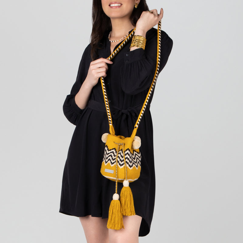 BOLSO WAYUU PALOMINO - Tamaño MINI - Tejido manualmente a ganchillo por mujeres de la comunidad indígena Wayuu en La Guajira (Colombia)