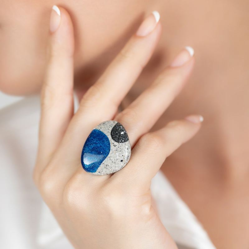 ANILLO GRANITA - Hecho a mano - Ajustable - Cemento triturado oscuro y claro, polvo de aluminio
