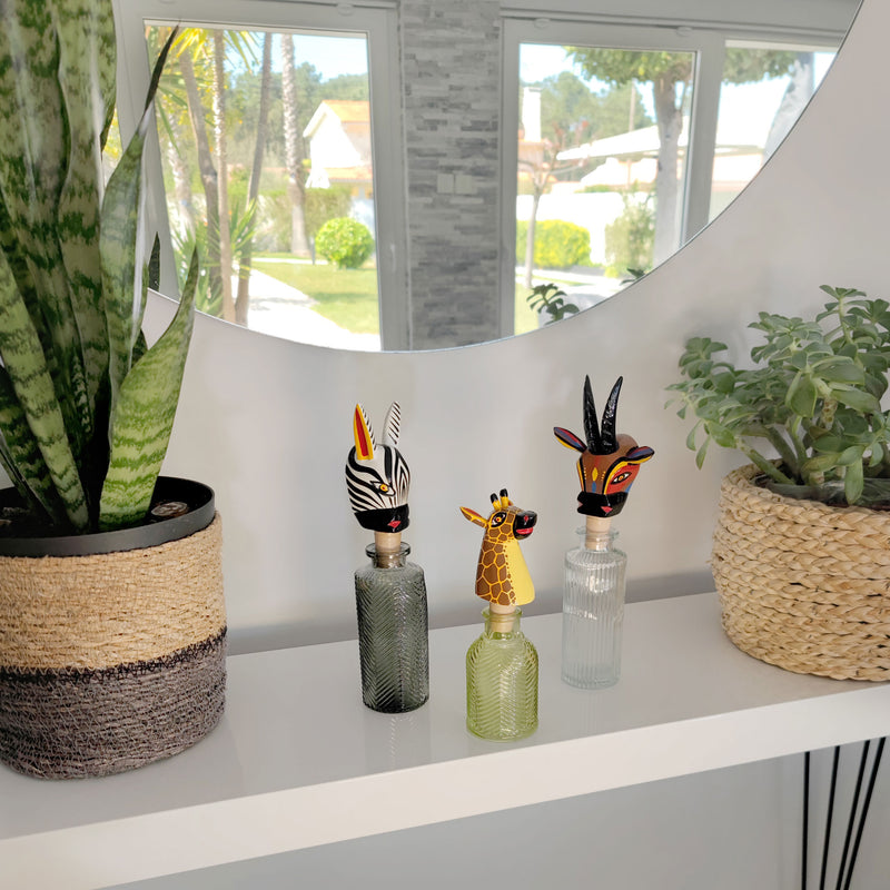 TAPÓN DECORATIVO PARA BOTELLAS - La jirafa del carnaval - Madera tallada y pintada a mano