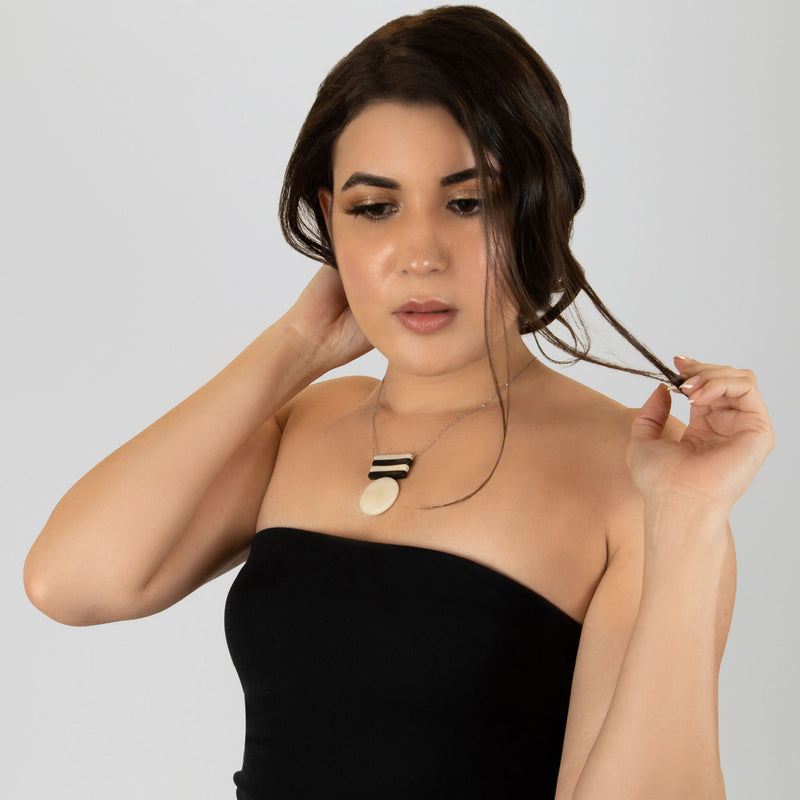 COLLAR SOLIÄ - Hecho a mano - Acero inoxidable - Tagua (marfil vegetal)