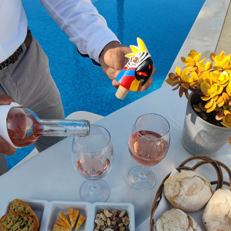 TAPÓN DECORATIVO PARA BOTELLAS - El guacamayo del carnaval - Madera tallada y pintada a mano