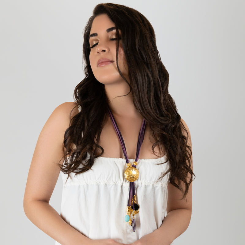COLLAR CORDÚLA - Hecho a mano - Bañado en oro de 24 quilates - Cuero, piedras semipreciosas
