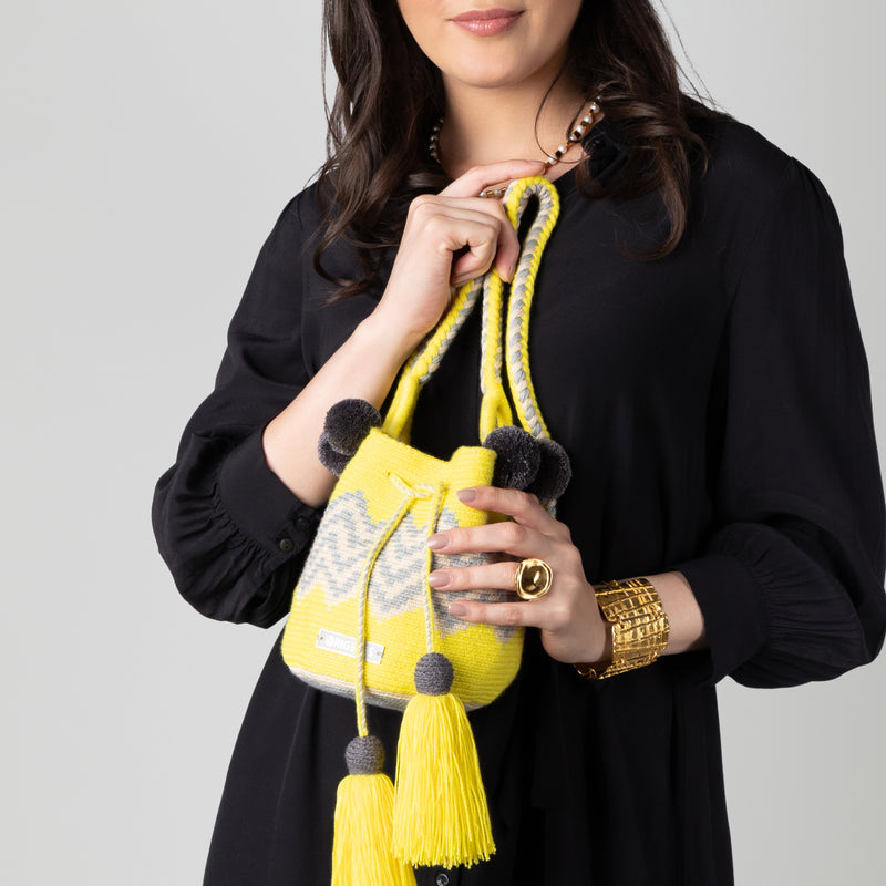 BOLSO WAYUU PALOMINO - Tamaño MINI - Tejido manualmente a ganchillo por mujeres de la comunidad indígena Wayuu en La Guajira (Colombia)