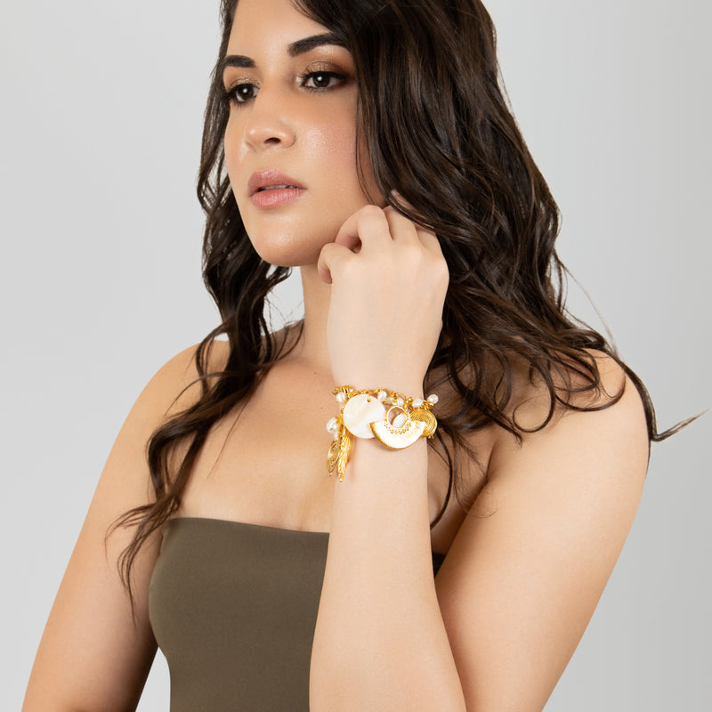 BRAZALETE ENCANTO - Hecho a mano - Bañado en oro de 24 quilates - Perlas cultivadas, nácar