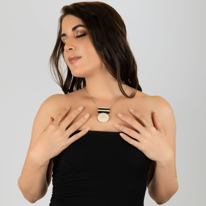 COLLAR SOLIÄ - Hecho a mano - Acero inoxidable - Tagua (marfil vegetal)