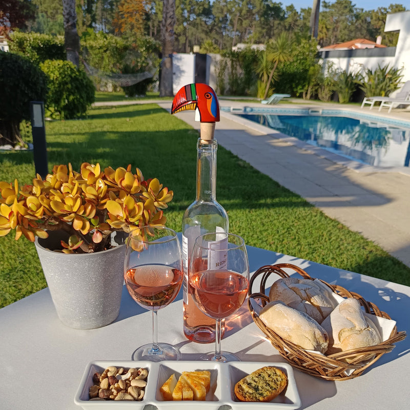 TAPÓN DECORATIVO PARA BOTELLAS - El tucán del carnaval - Madera tallada y pintada a mano
