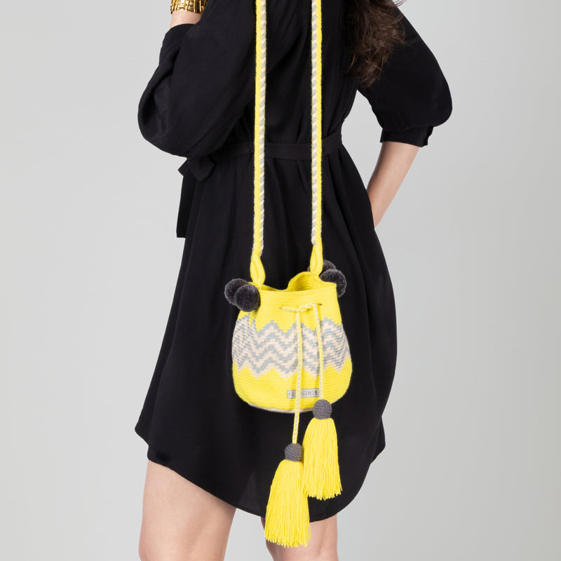 BOLSO WAYUU PALOMINO - Tamaño MINI - Tejido manualmente a ganchillo por mujeres de la comunidad indígena Wayuu en La Guajira (Colombia)