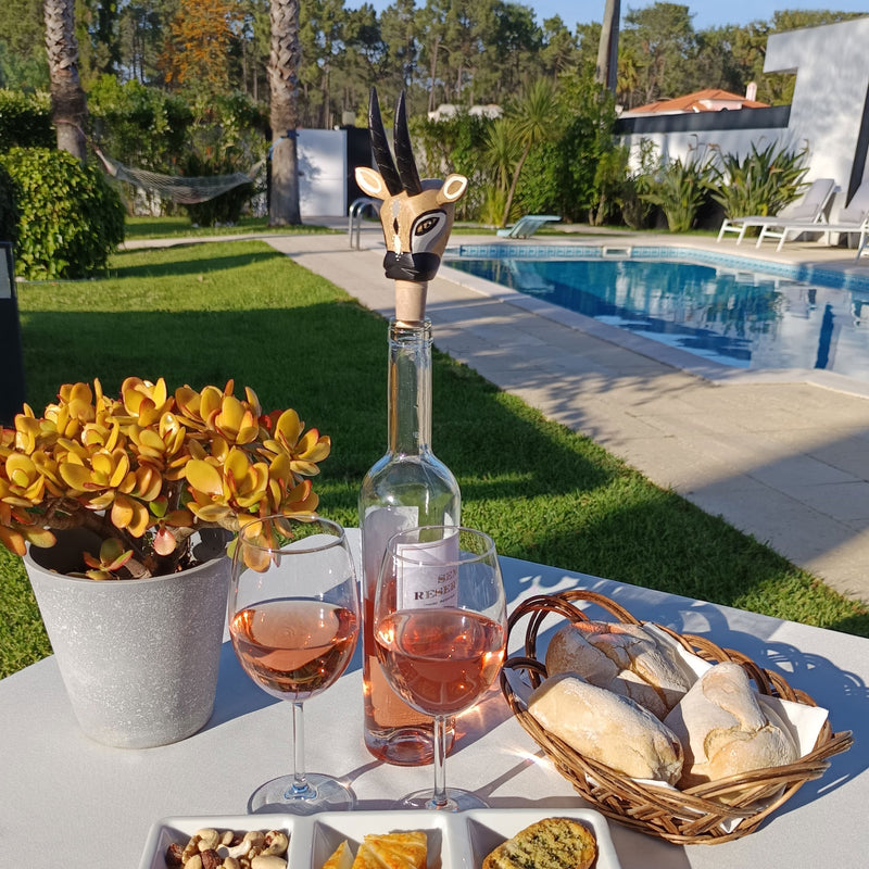 TAPÓN DECORATIVO PARA BOTELLAS - La cabra del carnaval - Madera tallada y pintada a mano