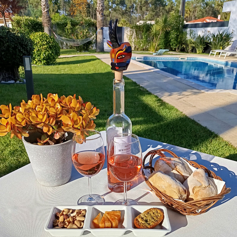TAPÓN DECORATIVO PARA BOTELLAS - La cabra del carnaval - Madera tallada y pintada a mano