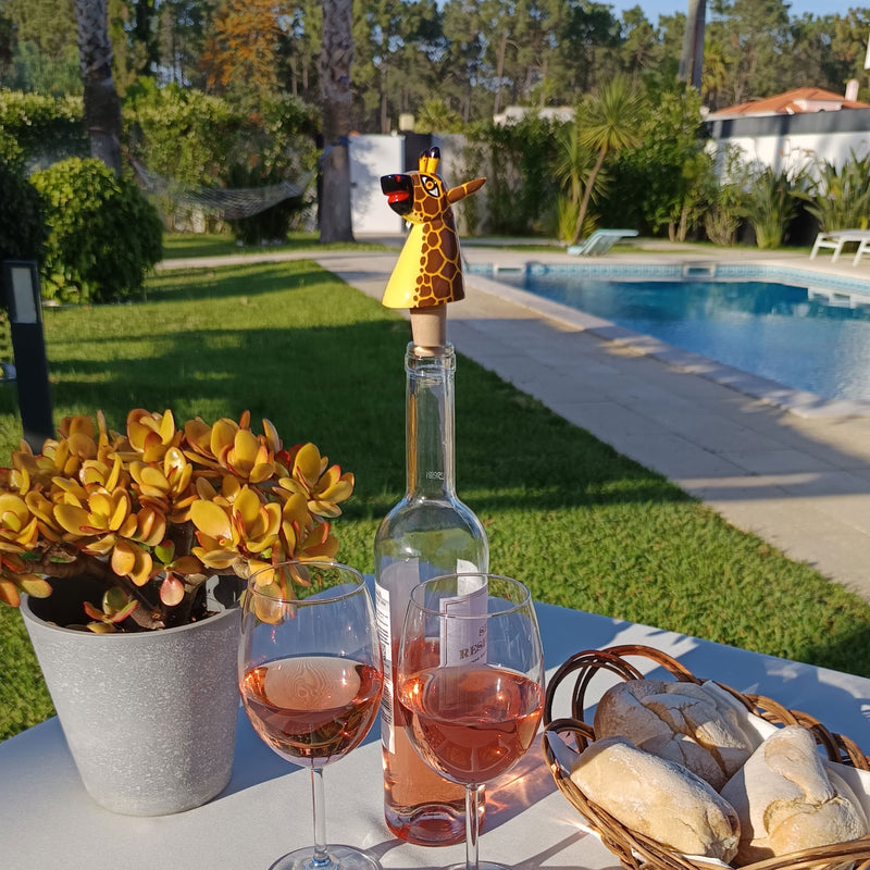 TAPÓN DECORATIVO PARA BOTELLAS - La jirafa del carnaval - Madera tallada y pintada a mano